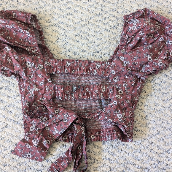 Cropped floral tie shirt. Size Medium - Picture 2 of 3
